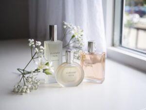Butelka perfum w ręce