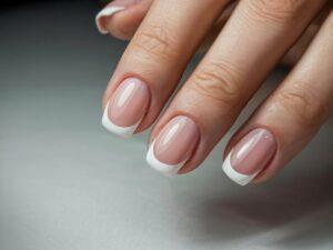 French manicure paznokcie