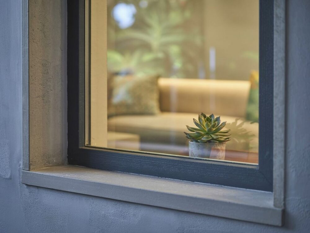 antracytowe okno z drewnianym parapetem