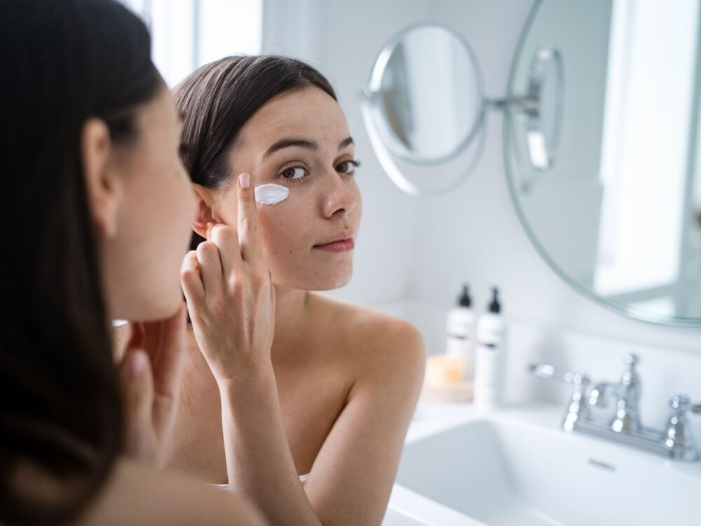 aplikacja kremu na twarz