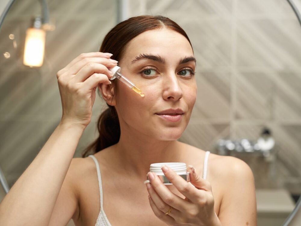 aplikacja serum na twarz
