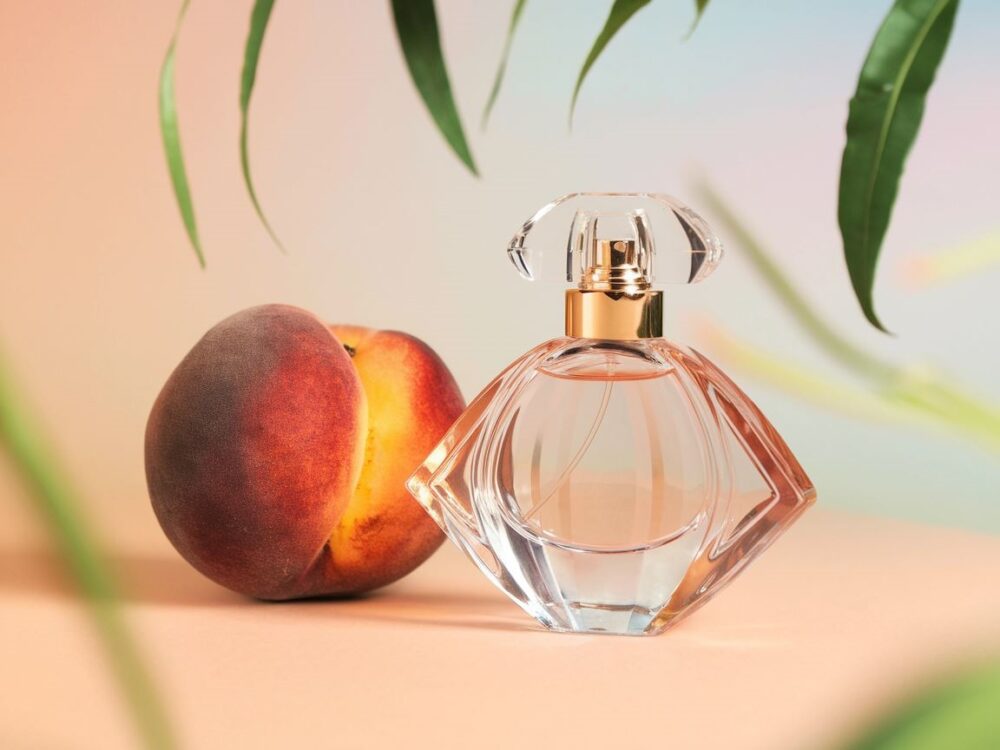 butelka perfum i brzoskwinie
