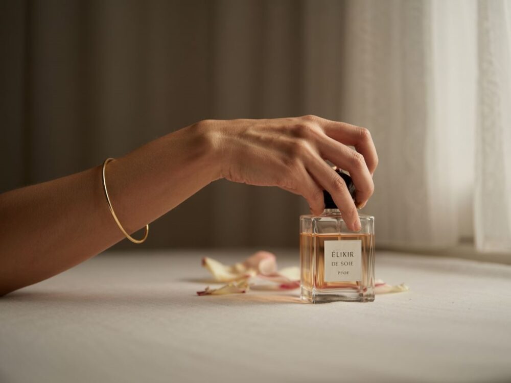 butelka perfum w dłoni