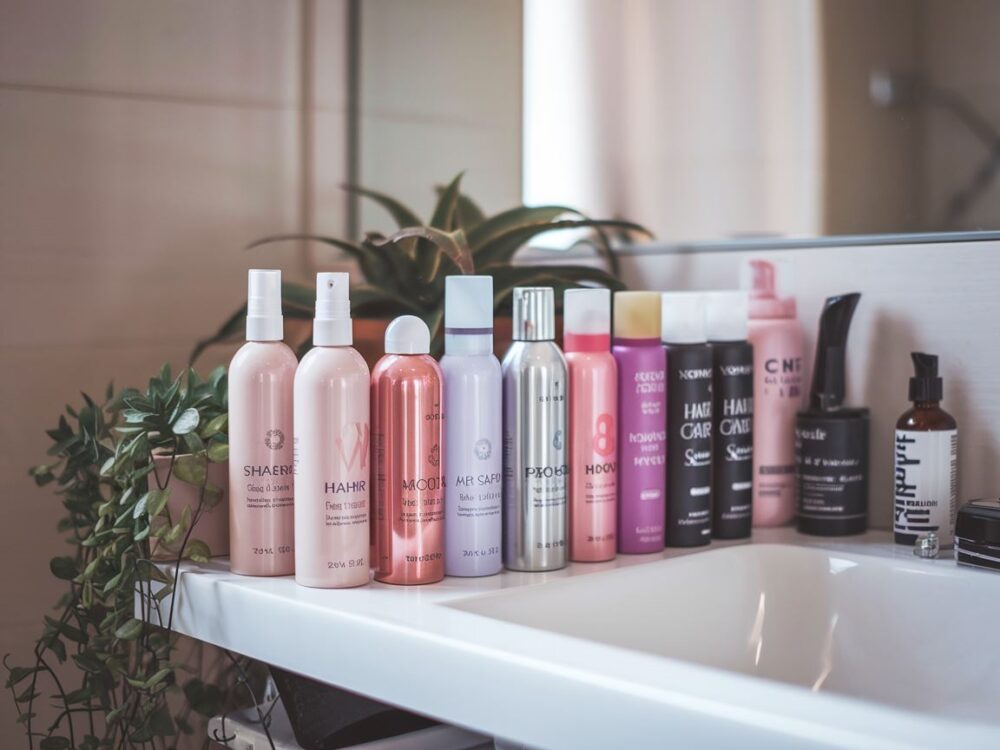 butelki lakieru na blacie