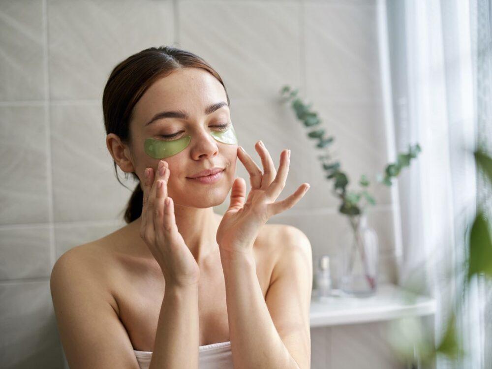 butelki perfum na tle kwiatów