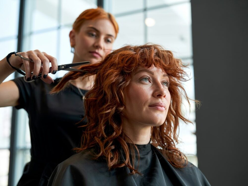 cięcie na puszące się włosy