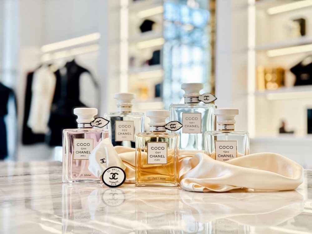 eleganckie perfumy na marmurze
