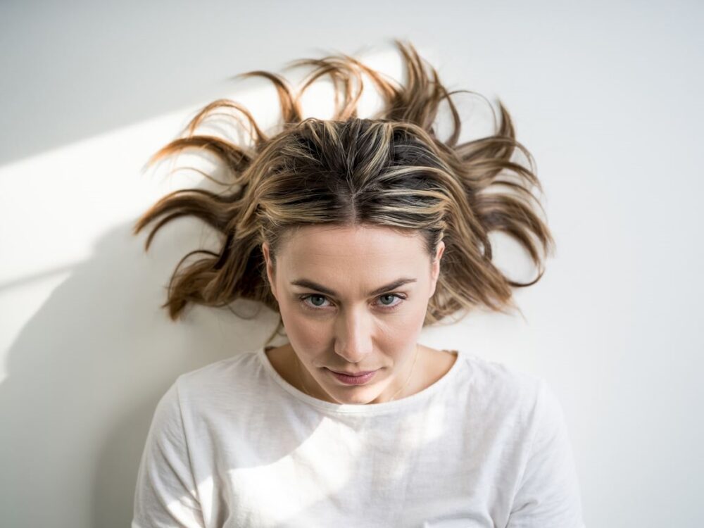 gęste włosy na czubku głowy