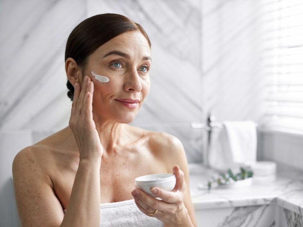 kobieta stosująca serum