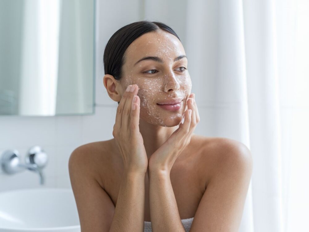 kobieta wykonująca peeling