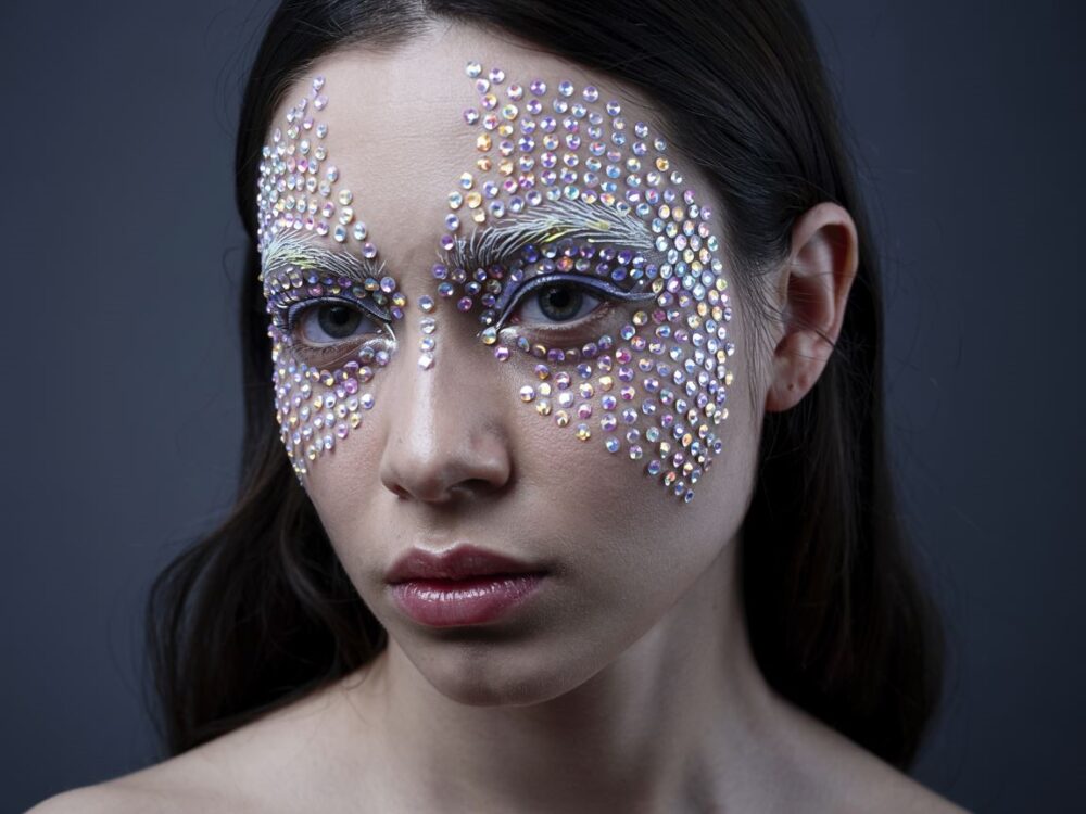 kryształki na twarzy