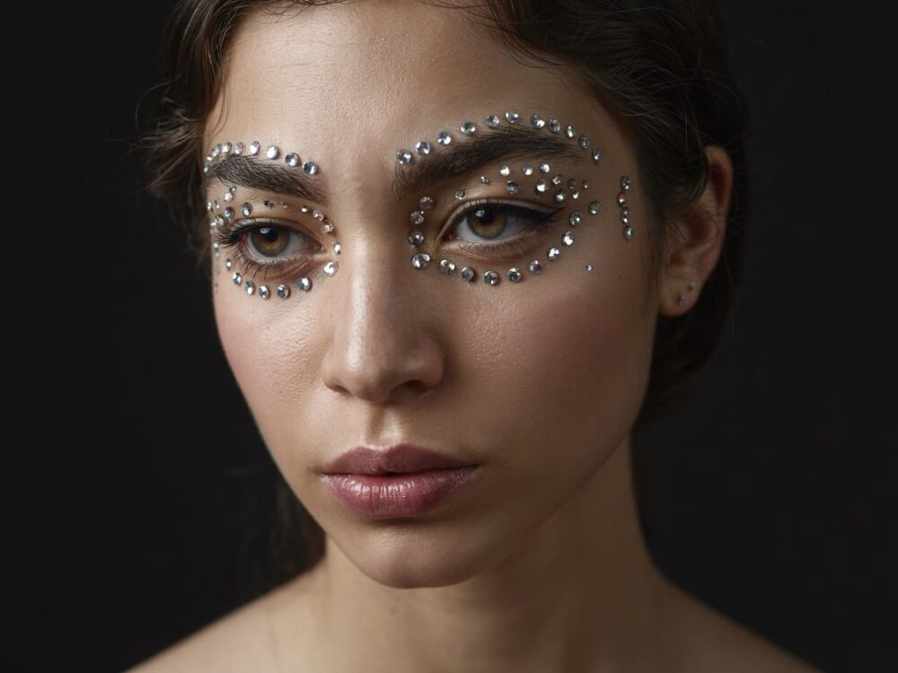 makijaż z kryształkami
