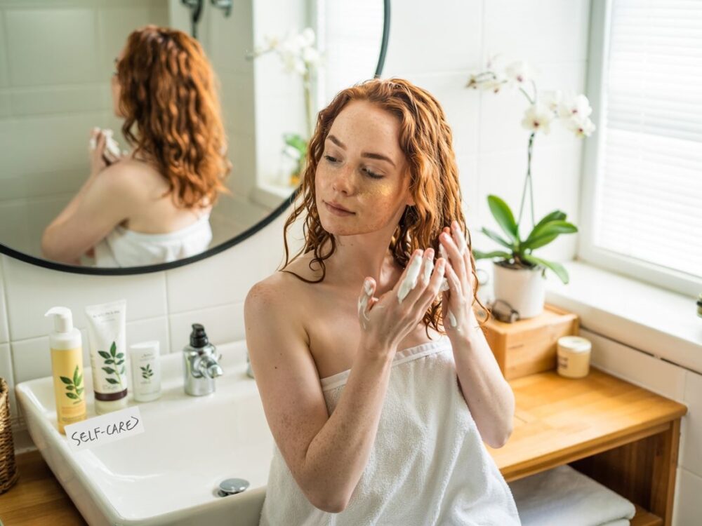 modelka przycina brwi