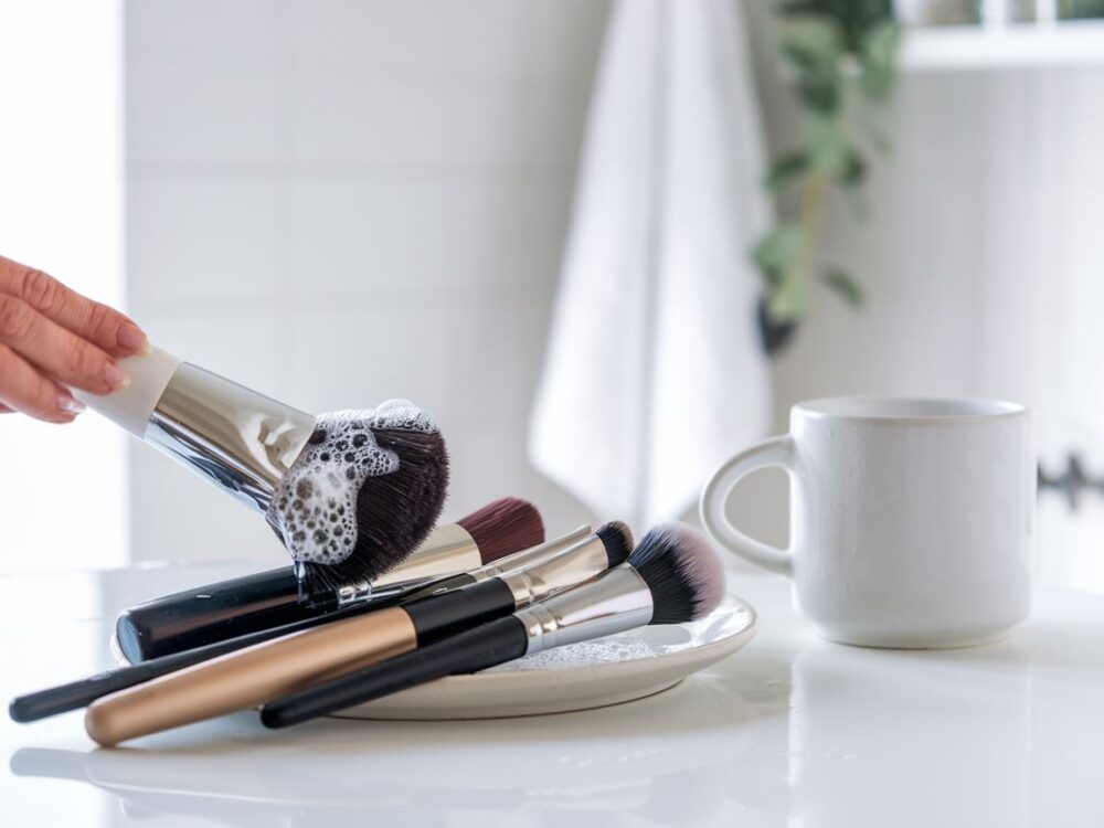 mycie pędzli do makijażu
