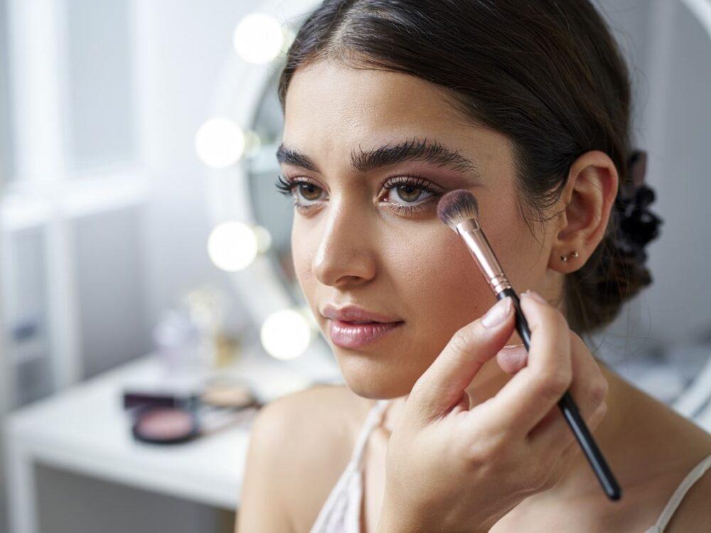 nakładanie cienia na powiekę