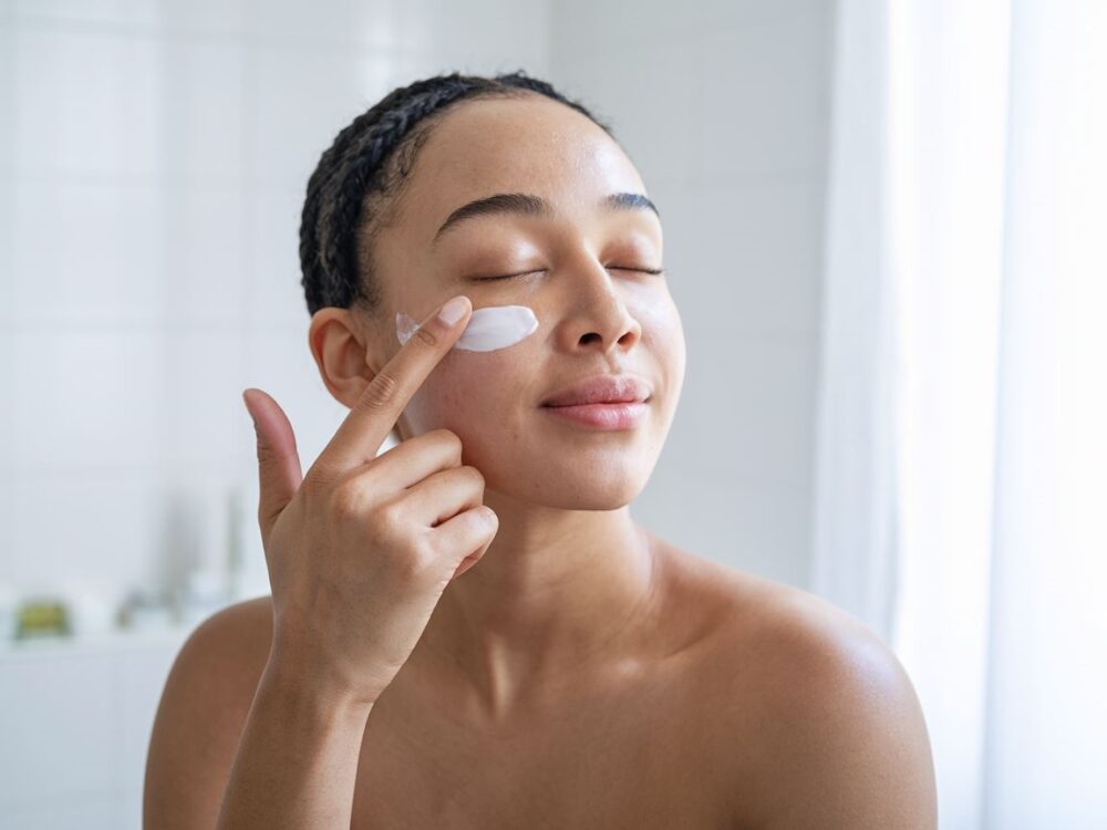 nakładanie kremu pod oczy