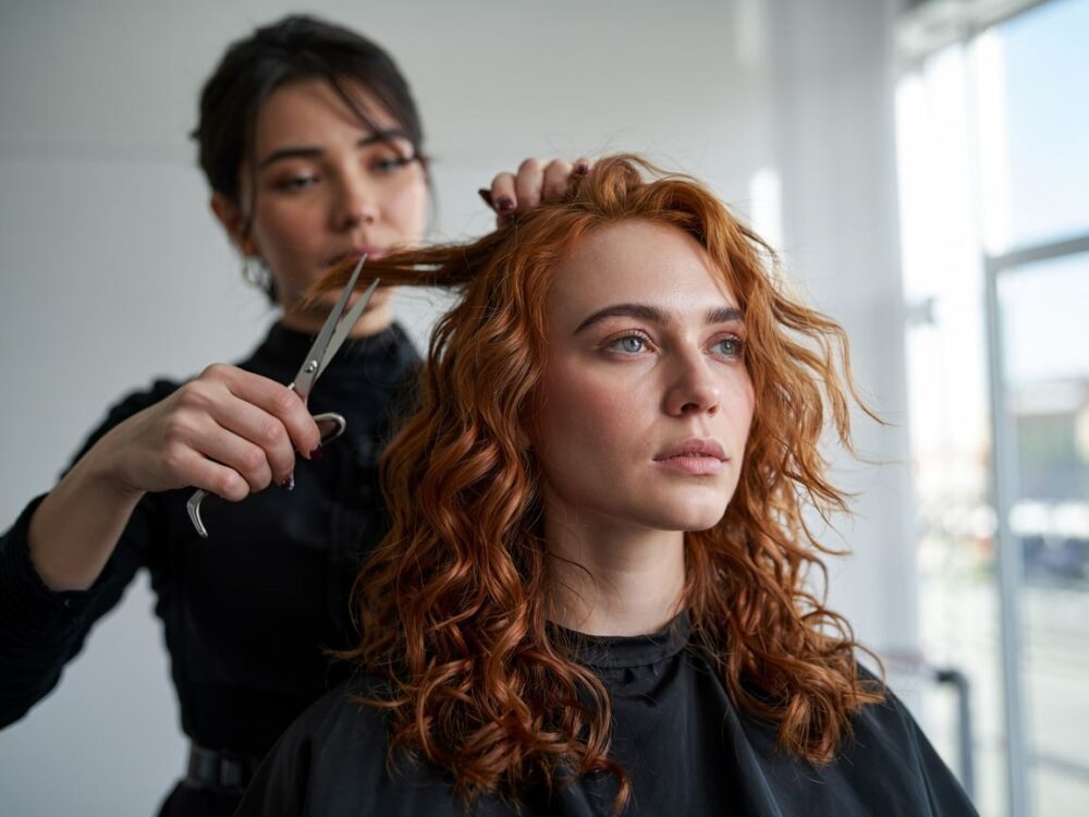 nowoczesna fryzura dla puszących się włosów