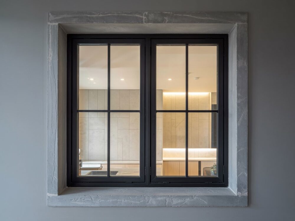 nowoczesny parapet kamienny przy ciemnym oknie