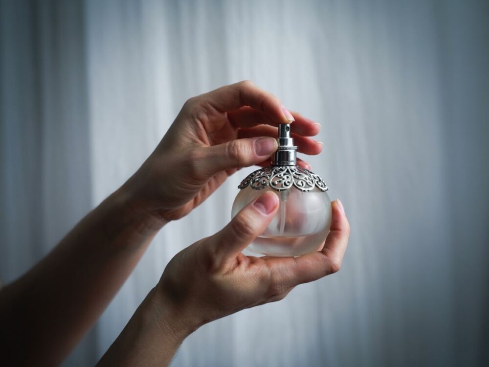 osoba sprawdzająca rozpylacz perfum