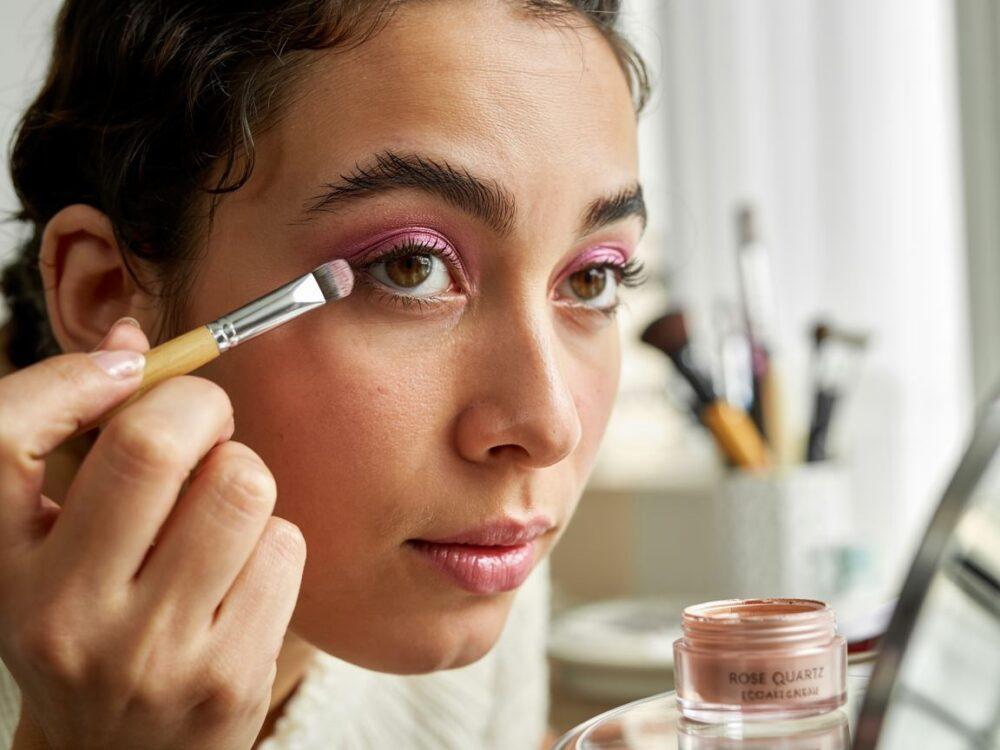 pędzelek do makijażu przy oku