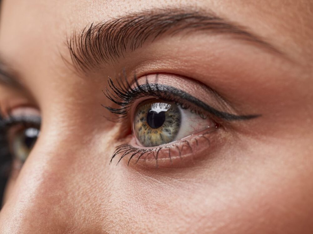 podkreślone rzęsy i eyeliner