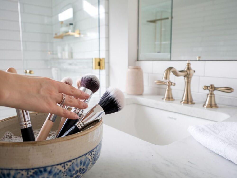 ręczne czyszczenie pędzli