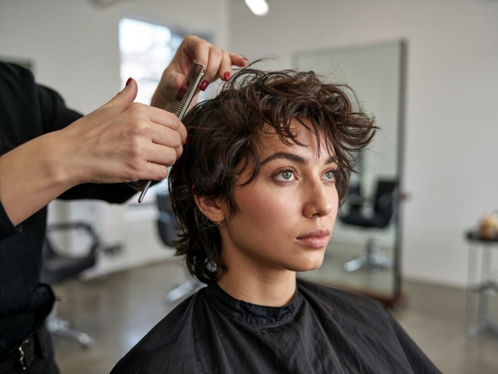 stylista tnie puszące się włosy