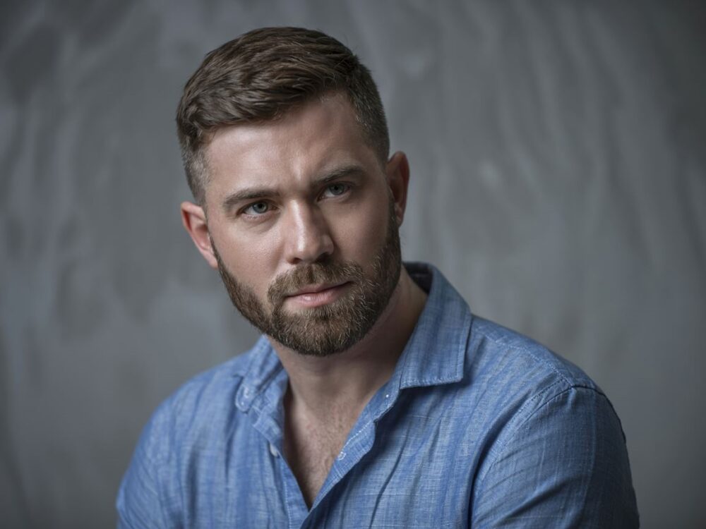 stylowy mężczyzna z owalną twarzą