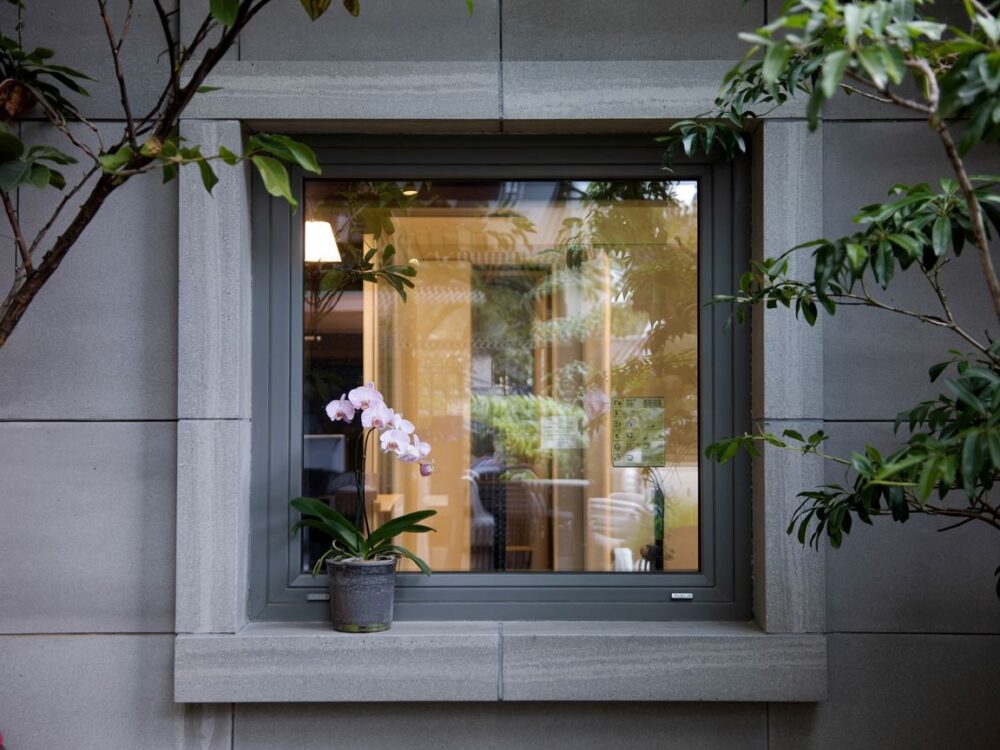 wybór parapetów do antracytowych okien