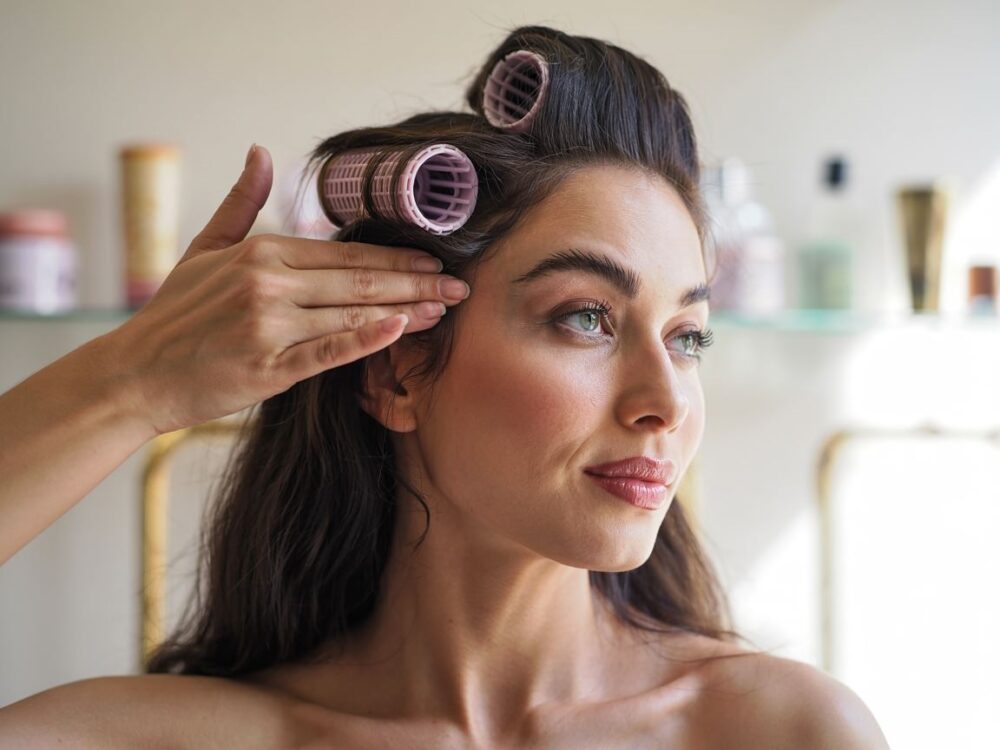 zakładanie wałka na włosy