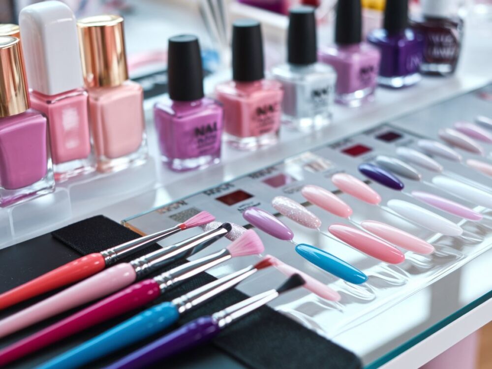 zdobienie paznokci lakierami