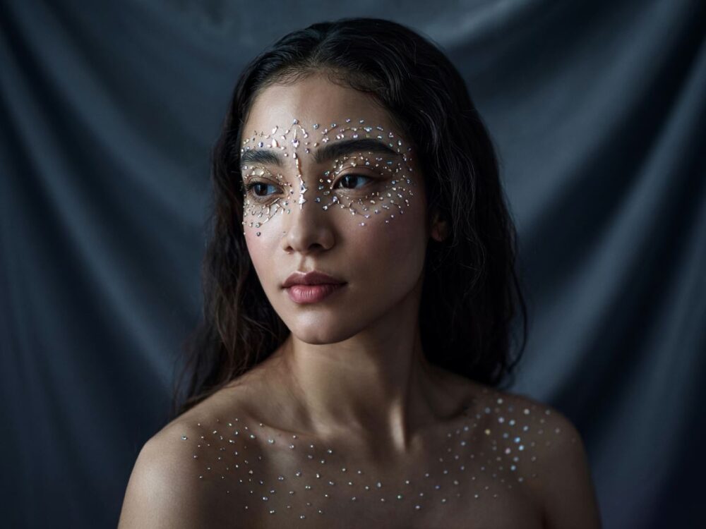 zdobienie twarzy kryształkami