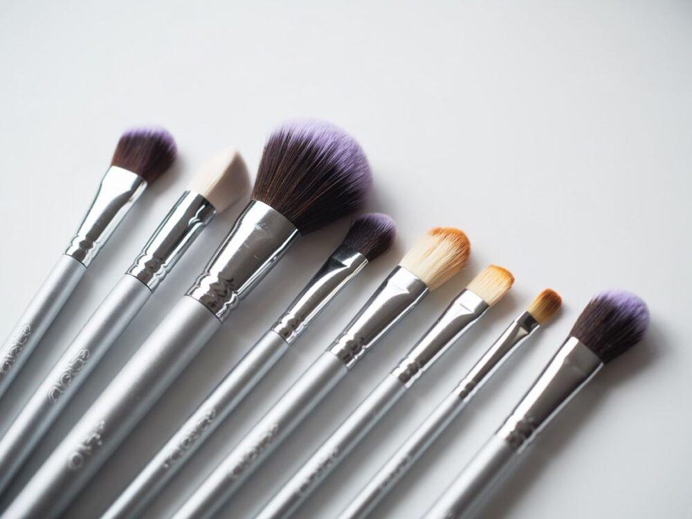 zestaw pędzli do makijażu