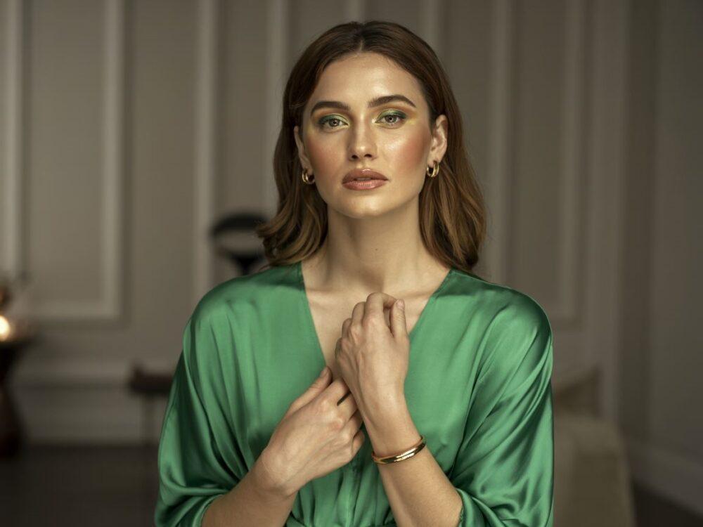 zielona sukienka i elegancki makijaż