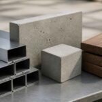 Profile stalowe, betonowe elementy i drewniane deski ułożone na blacie中文日韩
